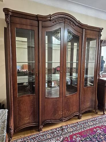 Şüşəli dolab vitrini