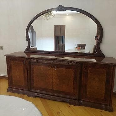 qonag mebeli: Qonaq otağı üçün klassik üslubda mebel dəsti təqdim olunur. Dəstə — 1