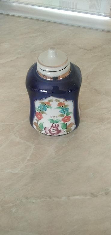 etir qablari: Qedimi edviyyat veya dem qabi.1 ededdir 10 manat — 2