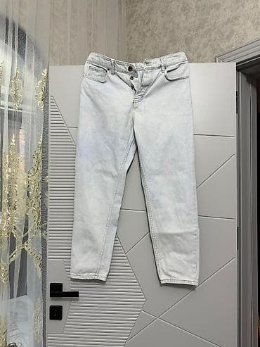 Açıq rəngli (ağ‑açıq mavi) denim cins şalvar. - Kəsim: düz/klassik lalafo.az -da Açıq rəngli (ağ‑açıq mavi) denim cins şalvar. - Kəsim: düz/klassik