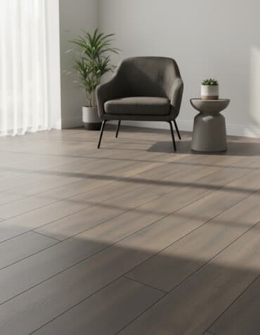 Kastamon istehsalı olan boz rəngli laminat döşəmə. Taxta effektli