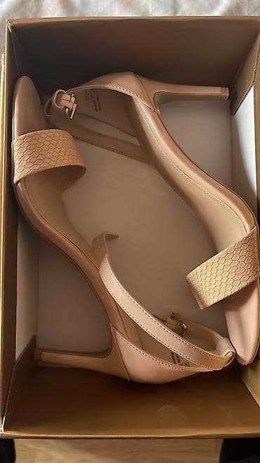 ayaqlar: Zərif qadın sandaleti – bej/nude rəng palitrasında. - Model: incə — 1