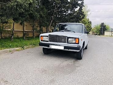 LADA 2107 sedan – ağ rəng, klassik kuzov dizaynı və arxaötürücülü