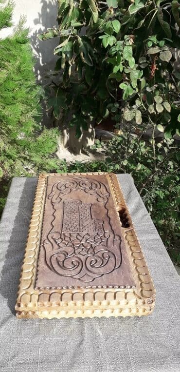 debilqe satisi: Əl işi taxta nərd dəsti. Üzərində müxtəlif naxışlar və oymalar var — 14