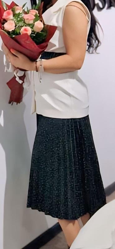 xuping nedir: Dəst – jilet və ətək - Üst: ağ rəngdə, qolsuz jilet. Krujevasız — 1