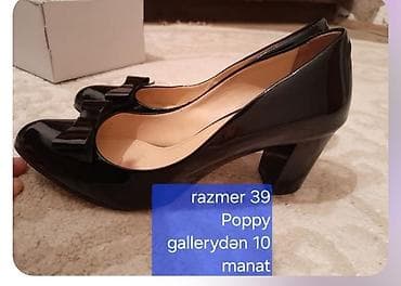 Qadın ayaqqabısı – parlaq qara rəng, qabaq hissədə dekorativ bant