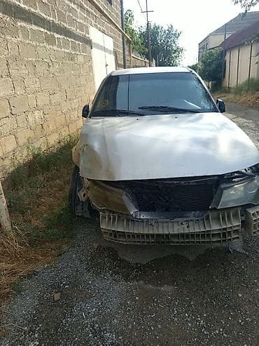e39 oturacaq: Avtomobil: Daewoo Nexia (sedan), gümüşü rəng Kuzov: 4 qapı, arxa — 5