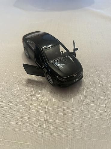 dvd disk: Ağ rəngli mini avtomobil modeli (sedan) - Korpus: realistik — 10