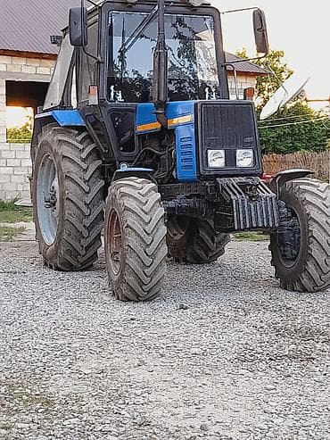 MTZ Belarus traktoru – 4x4, kabinəli, mavi-qara rəngdə. Texniki — 3
