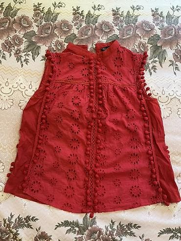 Brend: Simplee Ölçü: S Qırmızı rəngdə, qolsuz, boğazı qapalı (stend