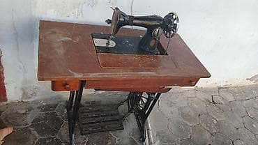antik pullar: Ayaq pedallı tikiş maşını və taxta stol - Klassik mexaniki (ayaqla — 2