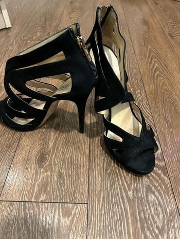 женские босоножки черные на тракторной подошве: Размер: 38.5, цвет - Черный, Б/у — 1