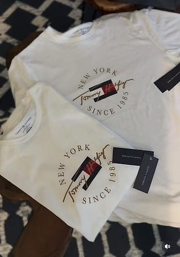Futbolkalar: Tommy Hilfiger kişi T‑şörtü - Rəng: ağ - Ön dizayn: “New York Since — 1