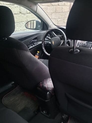 cruze sürətlər qutusu: Chevrolet Cruze sedan - Korpus: 4 qapılı sedan, tünd mavi/qara rəng - — 7