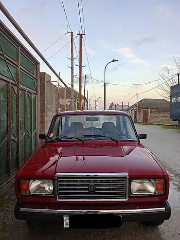 VAZ 2107, qırmızı rəng, sedan kuzov Xüsusiyyətlər: bez krasqa bez — 1