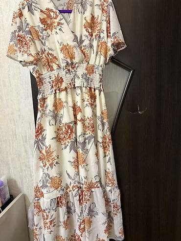 Kremin rəngli, çiçək naxışlı yay donu - Model: Qısa qollu, V formalı