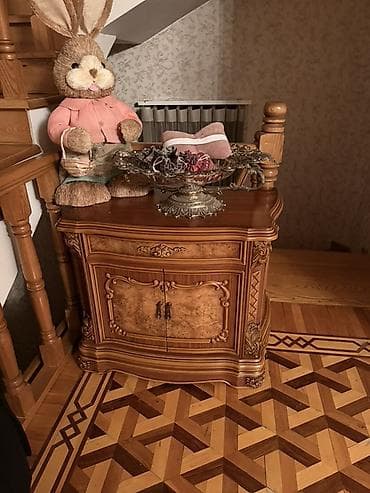 гостиная из дерева: Klassik üslubda bəzədilmiş qonaq otağı dəsti – künc vitrin şkafı və — 2