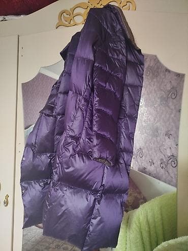 Bənövşəyi rəngdə, qalın yastı tikişli şişmə qadın gödəkçəsi. - Uzun