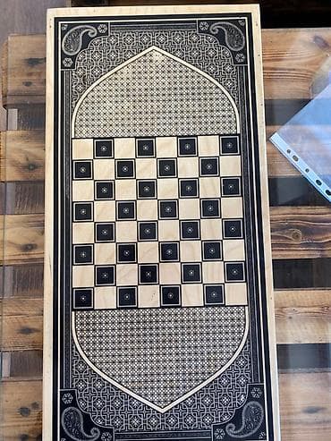 idman aparatları: Naxışlı taxta nard dəsti, həm oynamaq, həm də bəzək əşyası kimi — 1