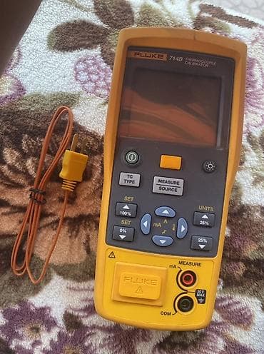 Fluke 714B Thermocouple Calibrator Xüsusiyyətlər: - Termocuplar üçün