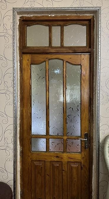 Taxta şüşəli qapı - Material: təbii massiv ağac, laklı səth - Dizayn