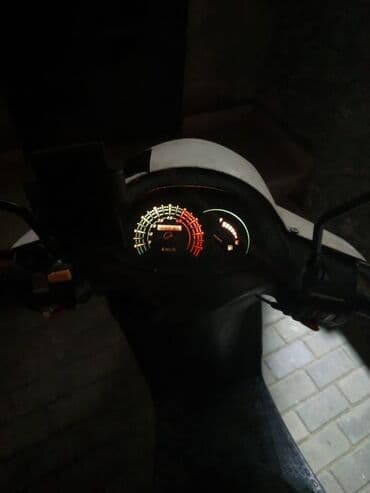 4 bolt disk təkər: Moped 50cc – ağ/rəngli skuter Xüsusiyyətlər: - 50cc benzinli moped — 1