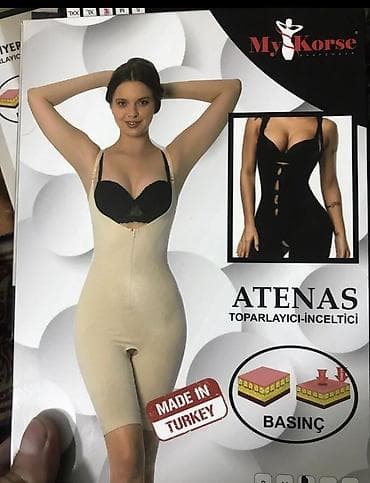 reqs geyimi: Qara rəngdə, qısa qollu, idman üslubunda kostyum. Üzərində kiçik ağ — 4