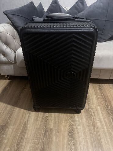 Qara sərt korpuslu çamadan - Material: sərt plastik (rişotkaya bənzər