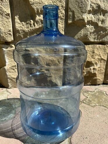 şüşe qablar: Şəffaf mavi rəngdə, təkrar istifadəyə yararlı, plastik su qabları — 1