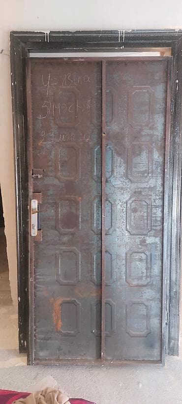 alminum qapi: Mənzil üçün İşlənmiş Giriş qapısı Ünvandan götürmə — 1