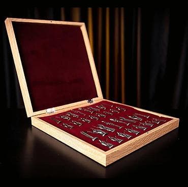 şahmat: Şahmat dəsti, qızılı və gümüşü rəngli parçaları olan, qara rəngli — 7