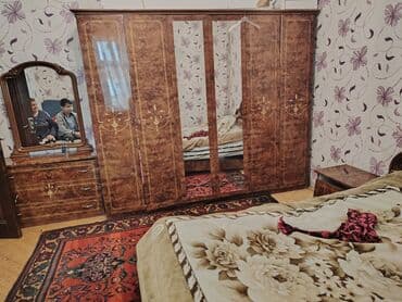 Продукты питания: Двуспальная кровать, Шкаф, Трюмо, 2 тумбы, Б/у — 2