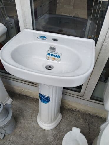 hamam tulpan: Ayaq üstə duran, ağ rəngli keramika lavabo, "NOOR" markasının — 1