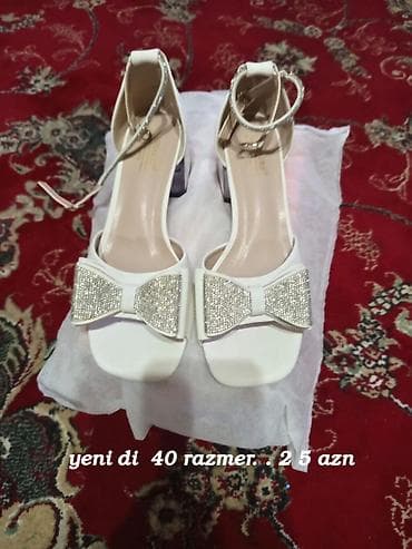Ağ rəngli qadın sandaleti – 40 razmer. Açıq burunlu, enli və sabit