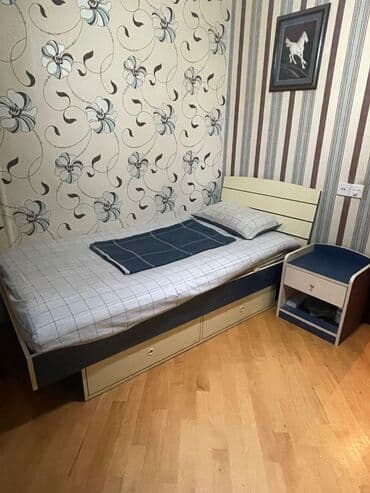 белый рабочий стол: Tək nəfərlik yataq, komodin, yazı masası və üçqapılı dolabdan ibarət — 1