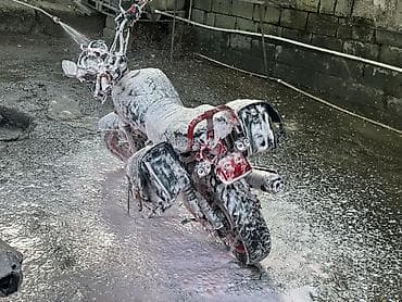 sud ceni: Şəhər sürüşləri üçün fərqli görünüşə malik motosiklet. Şəkillərdə qara — 2