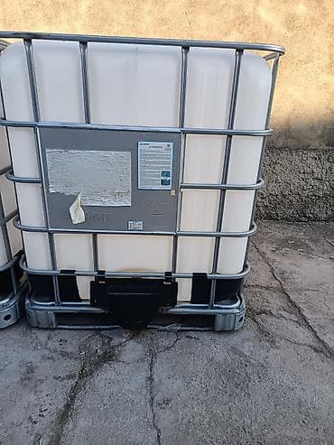Konteynerlər: IBC konteyner – 1000 litr - Həcmi: 1000 L (üstündə şkala işarələri — 3
