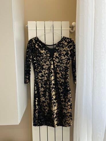 ziyafət geyimləri 2023: Qara-qızılı payetli kokteyl paltarı - Parlaq qızılı və qara — 2