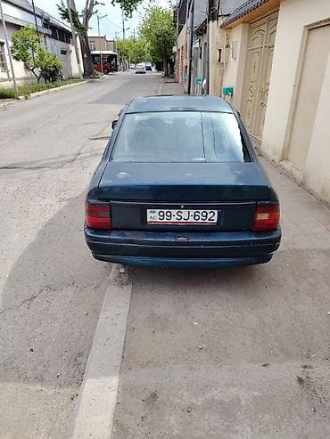 bemve ef 10: Opel sedan, mavi rəng. 4 qapı, lyuklu dam. Mexaniki sürətlər qutusu — 5