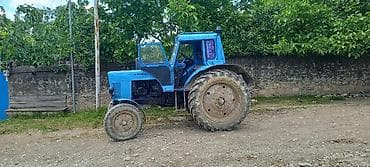 Mavi rəngli MTZ tipli təkərli traktor - Tam kabinalı quruluş, geniş — 4