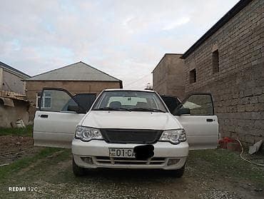 lexus rx 350: Ağ rəngli sedan, şəhərdaxili sürüş üçün praktik və qənaətcil — 5