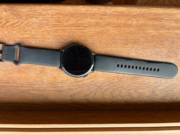 Ağıllı saat – dairəvi ekranlı, qara korpuslu model. Xüsusiyyətlər: -