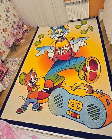 Uşaq otağı üçün rəngarəng xalça - Mövzu: cizgi üslubunda pişik və