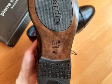Ayaqqabılar: Pierre Cardin brendinə məxsus qara rəngli, dəri ayaqqabı. TƏZƏDİR — 5