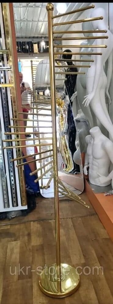 qızıl spiral: Spiral formalı qızılı rəngli metal paltar askısı. Bu dayanıqlı askı — 3