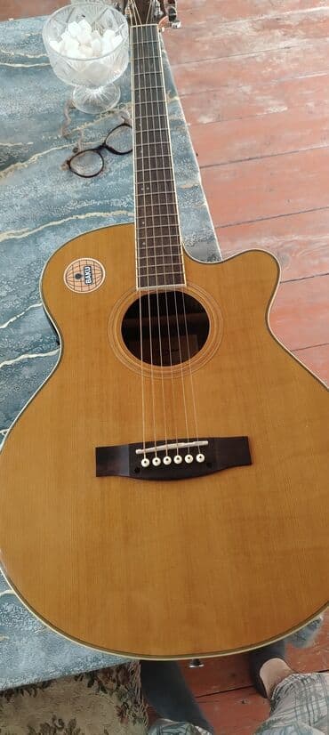 гитара со звукоснимателем: Bu akustik gitara tünd qəhvəyi rəngli taxta korpusa malikdir. Gitara — 6