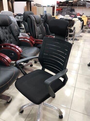 офисные кресла: Новый, С колесиками, Рукояти не регулируются, Ткань — 3