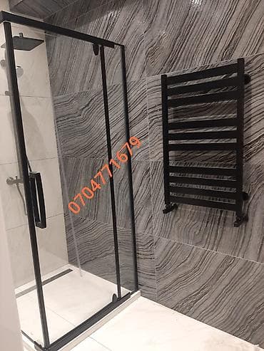 Qara çərçivəli duş kabinası – minimalist dizayn, şəffaf temperli şüşə