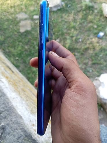 Redmi smartfon - Rəng: mavi gövdə - Ekran: tam ekran ön panel