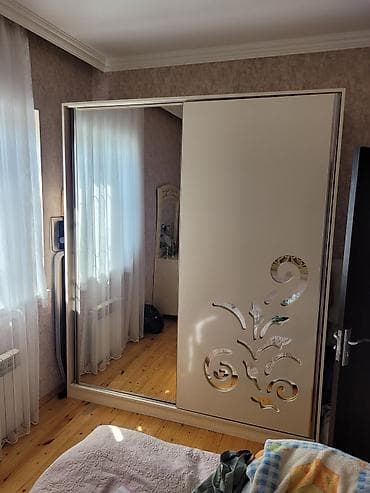 balaca skaf: Dolab,sifoner,material qalin mdf,bir terefi guzgu.Sud rengidi.Qapisi — 2